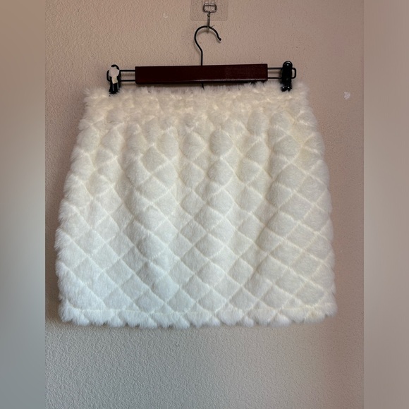 NWT Hot & Delicious White Quilted Faux Fur Drawstring Mini Skirt L - Picture 3 of 8
